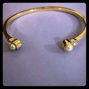 Bracelet with pearl and diamond (costume jewelry)